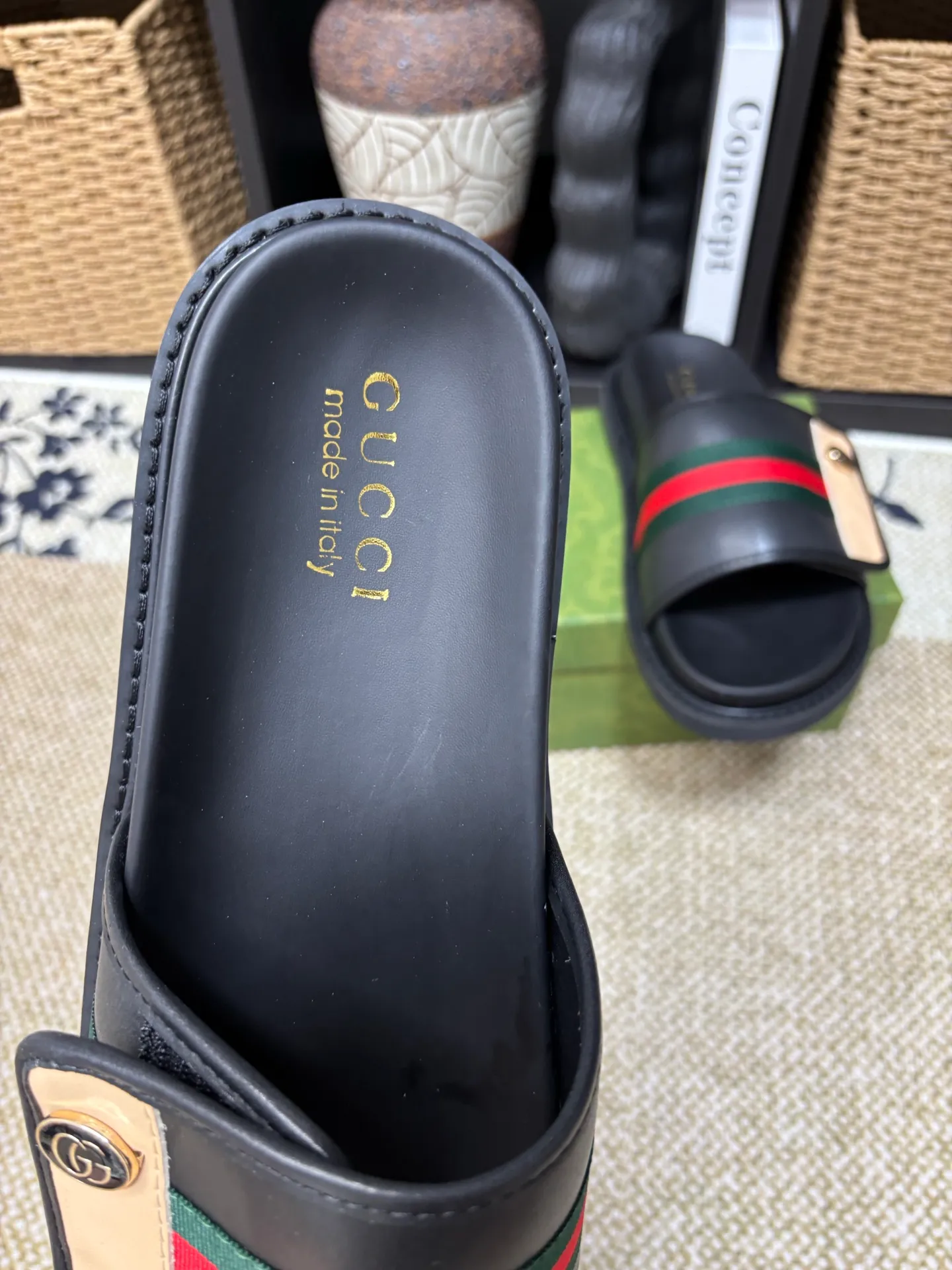 Factory 💰 300 yuan Gucci slippers] high-end men's shoes brand official website 1:1 latest masterpiece: original mold customization, the fabric is made of imported original materials, upgraded outsole, lighter and non-slip. The market's top quality, simple yet tasteful, a must-have for fashionistas, fashionable at your feet, full of confidence, the same style at the counter 👍The season of summer slippers is here. Code: 38-45 (45 customized)
